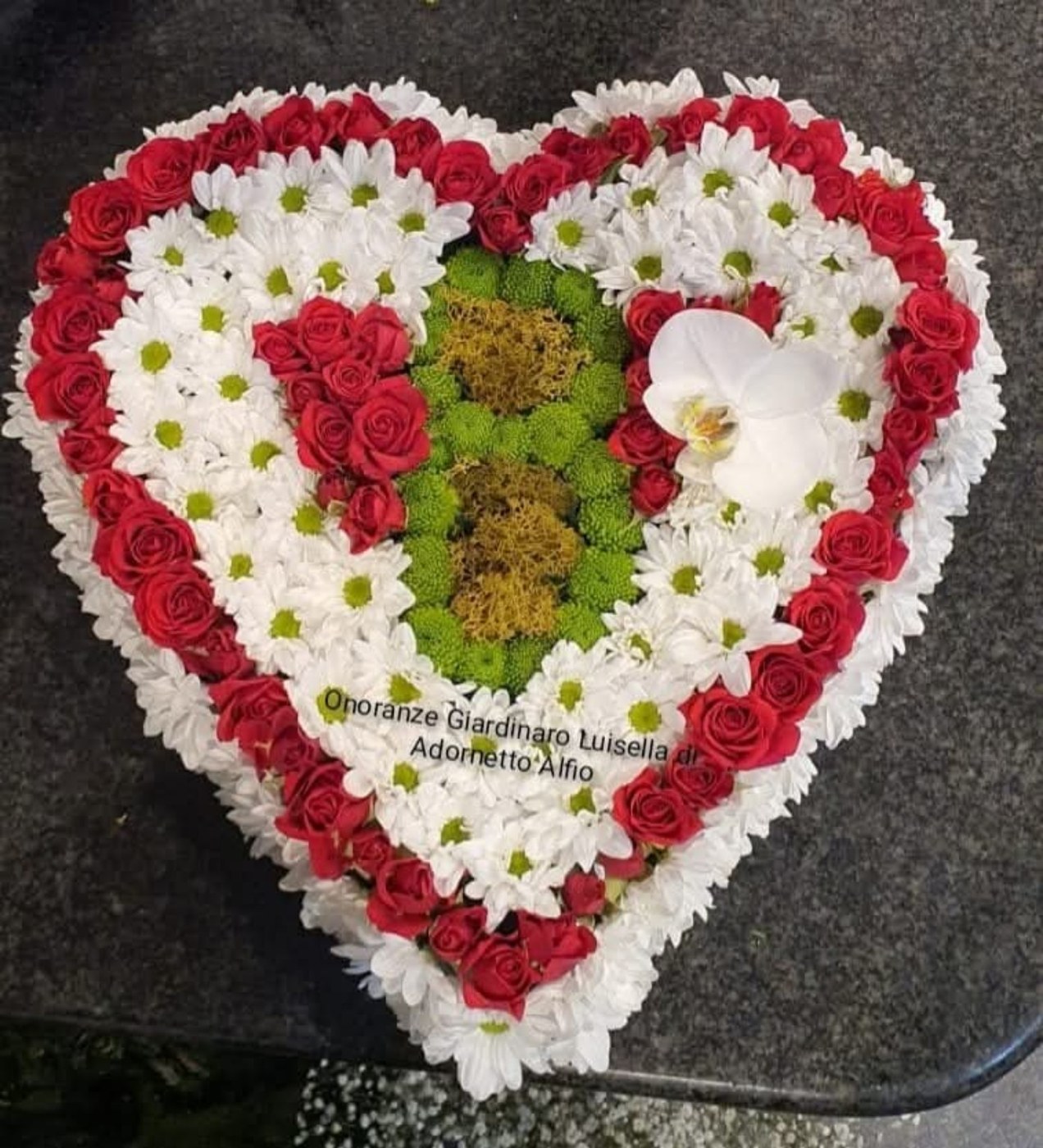 Composizione floreale funebre a forma di cuore