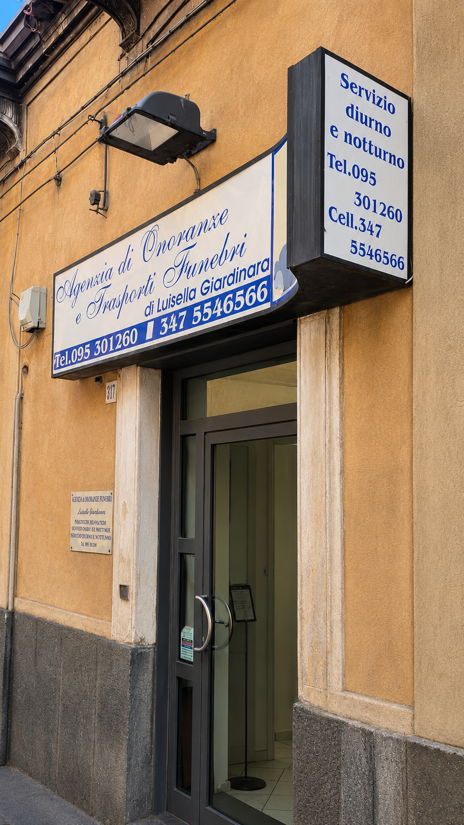 Ingresso della sede di Onoranze Funebri Giardinaro a Misterbianco